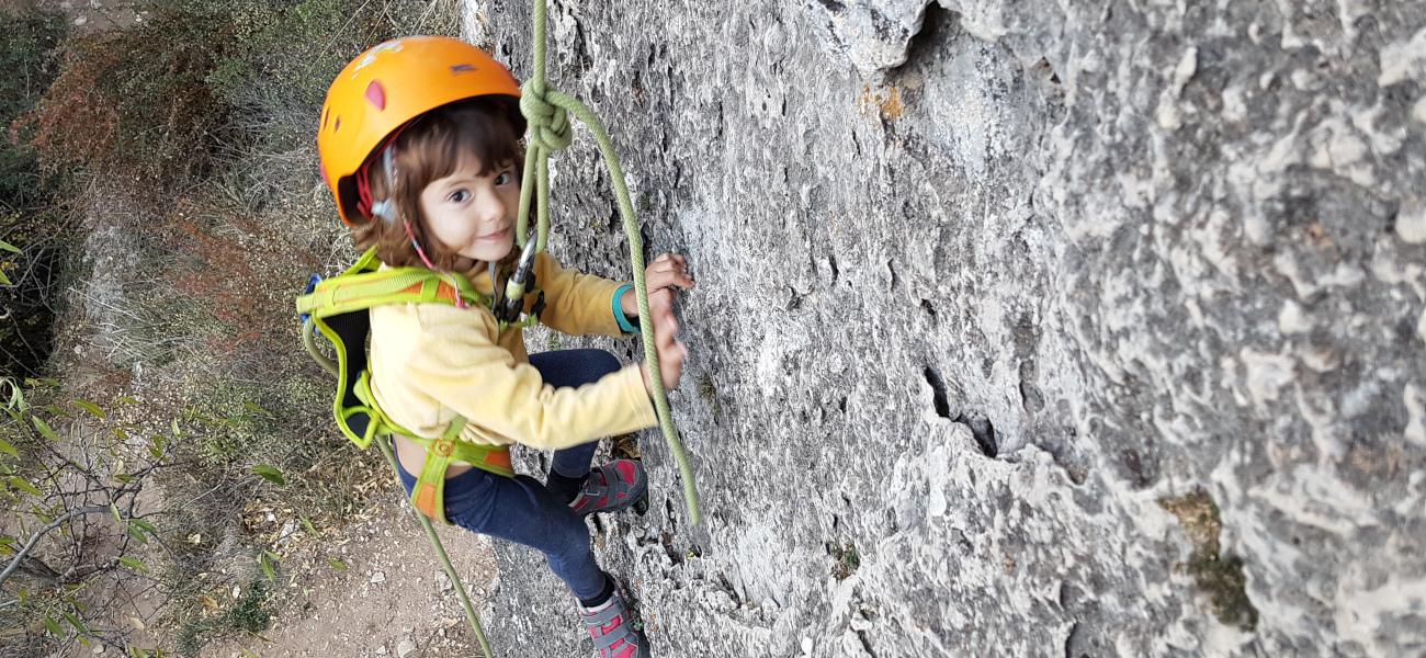 Espeleología + escalada + tirolina = Diversión en familia.