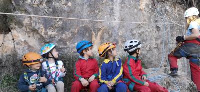 Espeleología + escalada + tirolina = Diversión en familia.