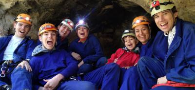 Espeleología + escalada + tirolina = Diversión en familia.