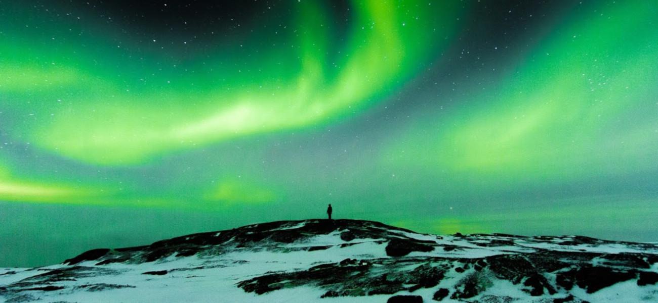 Groenlandia bajo la aurora boreal