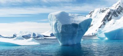 Groenlandia Kayak entre icebergs.