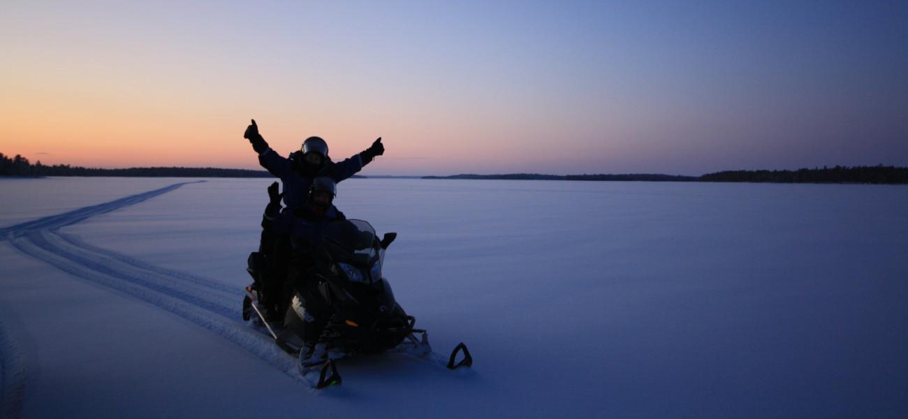 El lago Inari trineo de perros, motos y raquetas