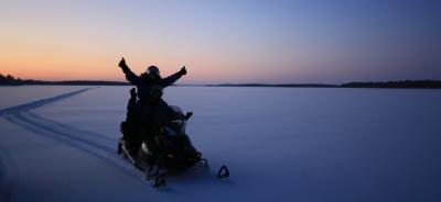 El lago Inari trineo de perros, motos y raquetas