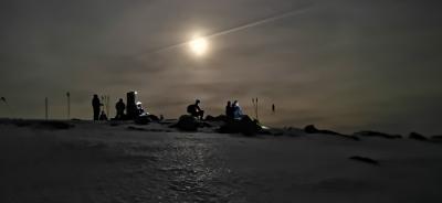 Raquetas de nieve bajo la Luna llena